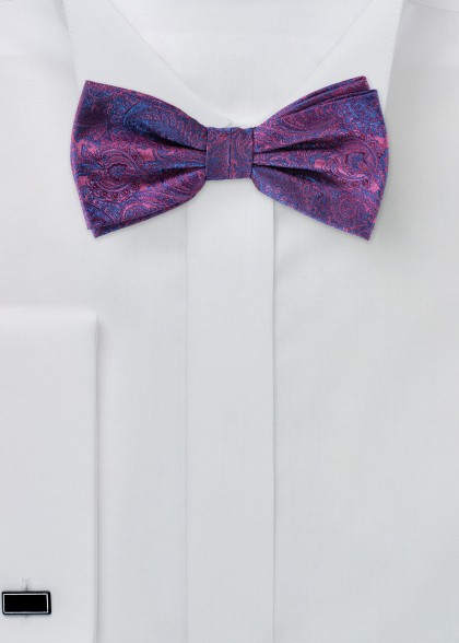 Violette Mikrofaser-Fliege mit schimmerndem Paisleymuster in strahlendem Blau von Puccini