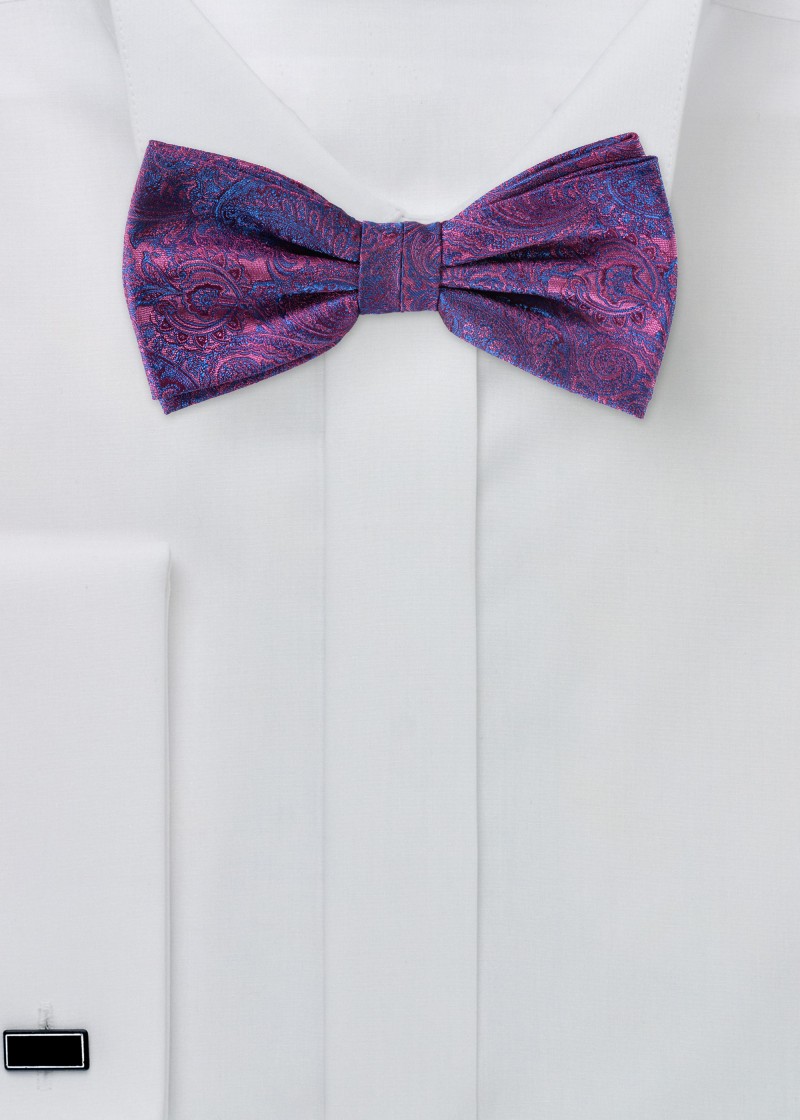 Lilafarbene Fliege mit blauem Paisley-Muster