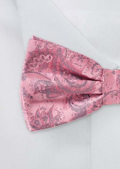 Fliege aus Mikrofaser mit Paisleymuster in Rosa und grauen Elementen Nahaufnahme