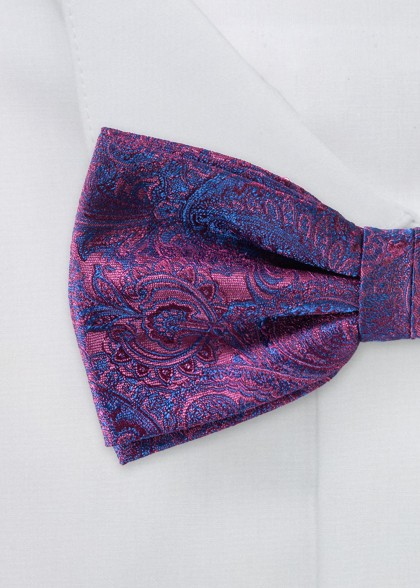 Lila Fliege mit Paisleymuster in Blau von Puccini Nahaufnahme